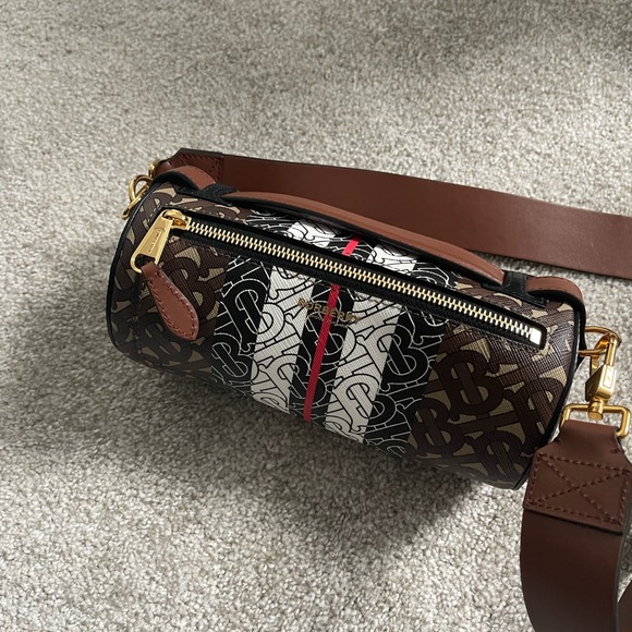Burberry purse. Small - Picture 1 of 4